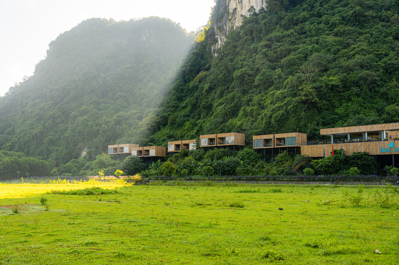 Nhà chống lũ được trang hoàng tiện nghi thành homestay đón du khách - Ảnh: Hoàng An